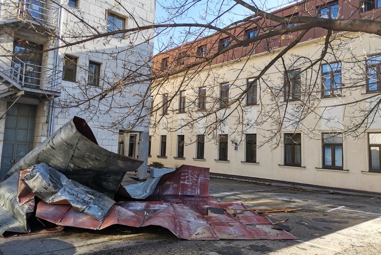 Vetar odneo krov sa VIPOS-a (foto: Kolubarske.rs)