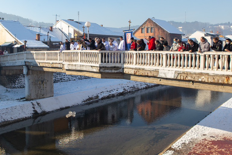 Ledeni krst spušten u Kolubaru (foto: Đorđe Đoković)