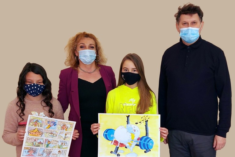 Nagrađene ucenice sa nastavnikom i direktorkom (foto: OŠ Mile Dubljević)