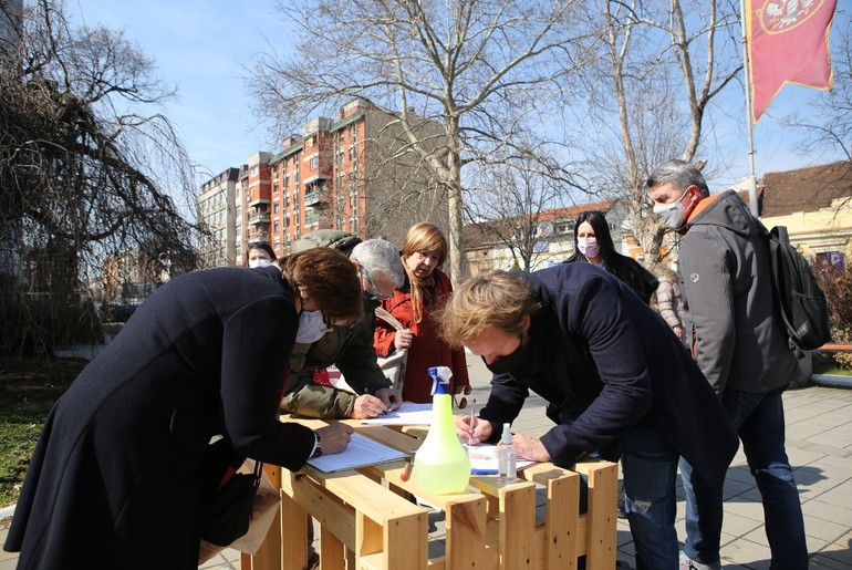 Potpisivanje peticije prodiši na Gradskom trgu (foto: Đorđe Đoković)