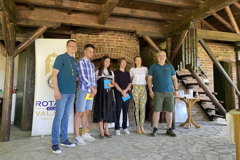 Sa nagrađenim učenicima Muzičke škole (foto: Rotari klub Valjevo)
