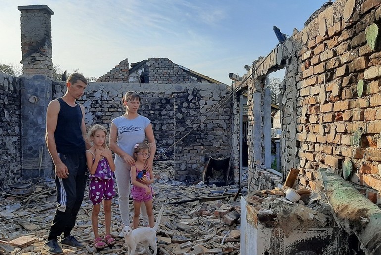 Radosavljevići na zgarištu nekadašnjeg porodičnog doma (foto: Dragana Nedeljković)