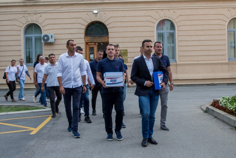 SNS prva predala izbornu listu (foto: Čedomir Ilić)