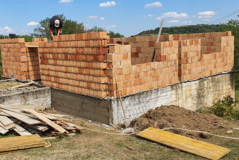 Radovi na izgradnji kuće za porodicu Lučić (foto: www.mionica.rs)