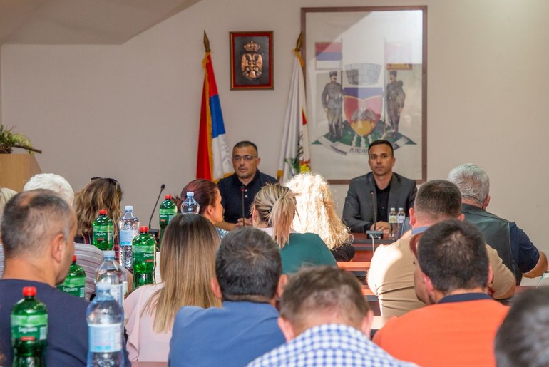 Nedimović i Janković sa mioničkim poljoprivrednicima (foto: www.mionica.rs)