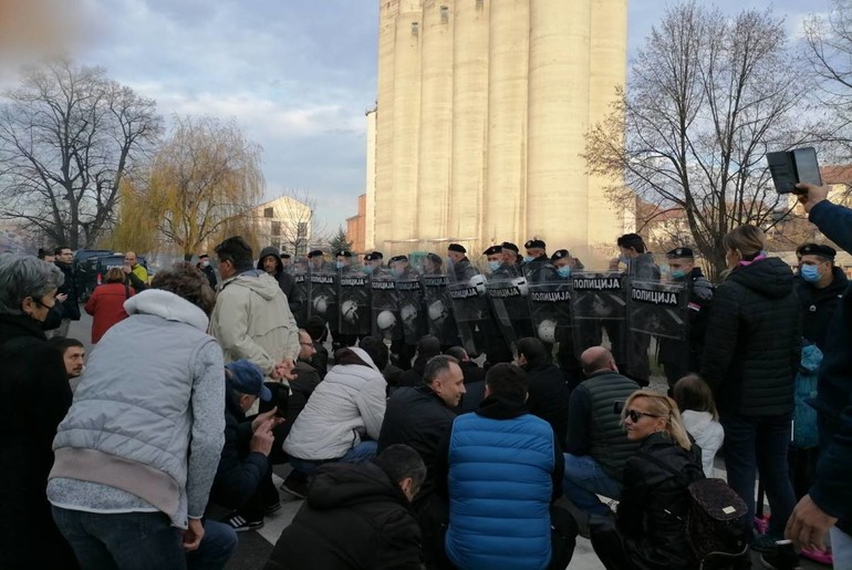 Građani na blokadi puta (foto: Kolubarske.rs)