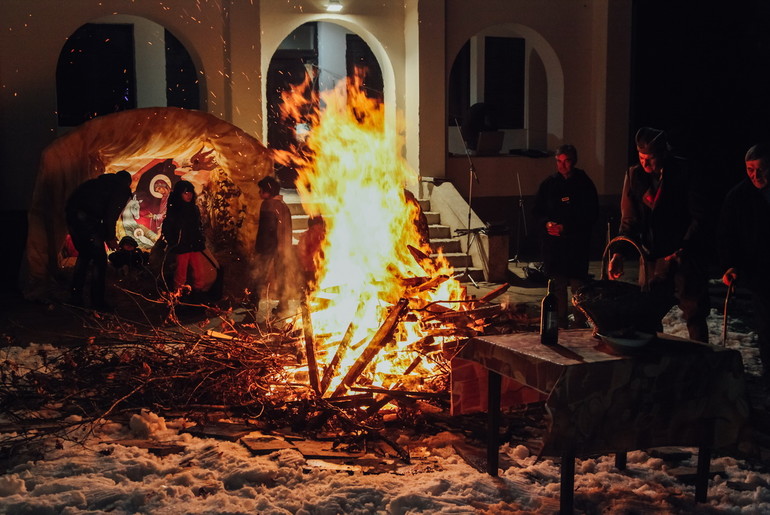 Paljenje badnjaka (arhiva) (foto: Đorđe Đoković)