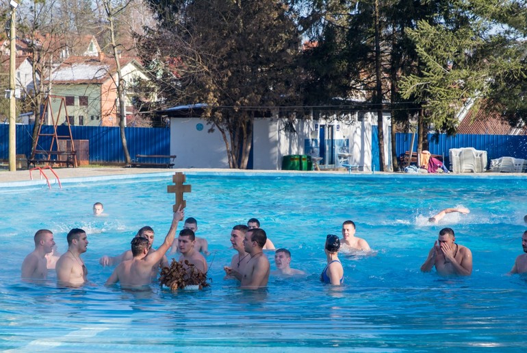 Plivanje za Časni krst u Vrujcima (foto: www.mionica.rs)
