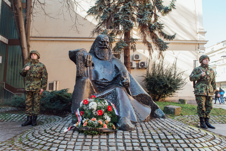 Cveće na spomenik proti Mateji Nenadoviću (foto: Đorđe Đoković)