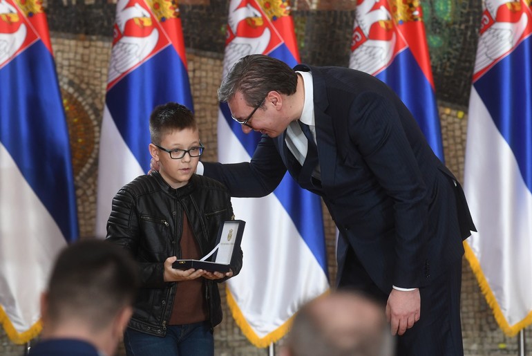 Vuk Milanović prima medalju (foto: www.predsednik.rs)