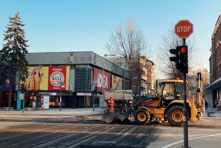 Skidanje novog sloja asfalta (foto: Đorđe Đoković)