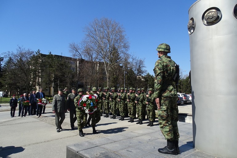 Polaganje venaca i cveća (foto: Kolubarske.rs)