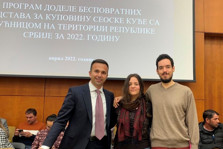 Janković, Anas i Anastasija na potpisivanju ugovora (foto: www.mionica.rs)