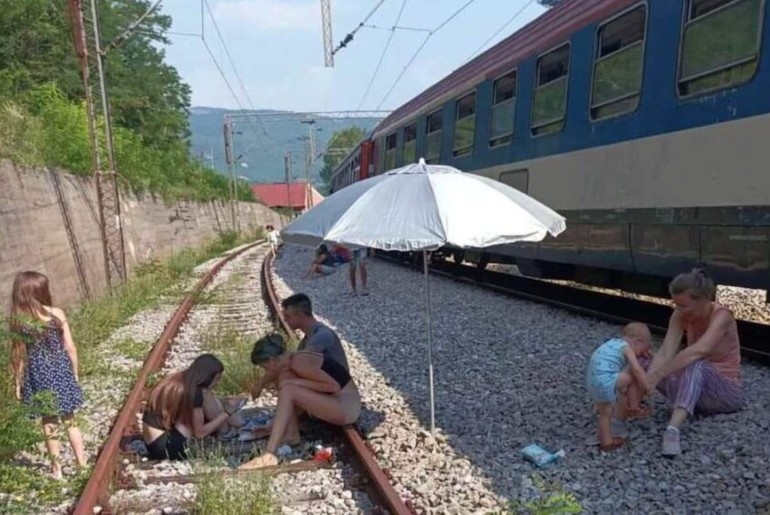 Putnici na pruzi (foto: Fotografija ustupljena Danasu)