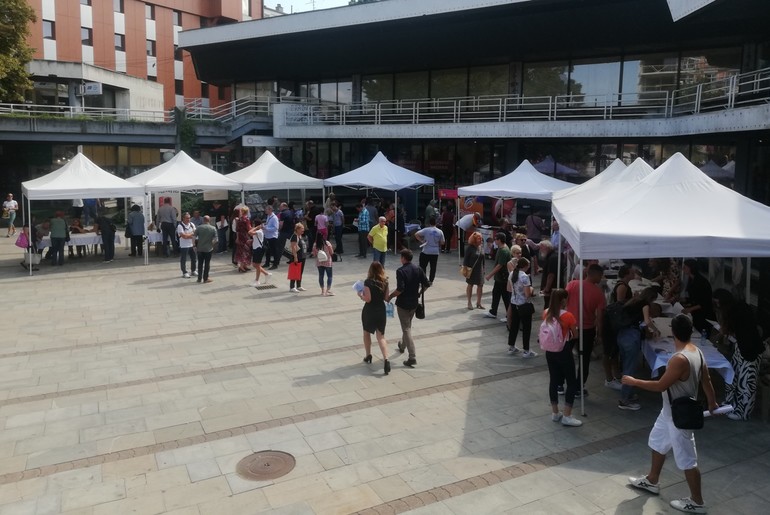 Sajam zapošljavanja na Gradskom trgu (foto: Kolubarske.rs)