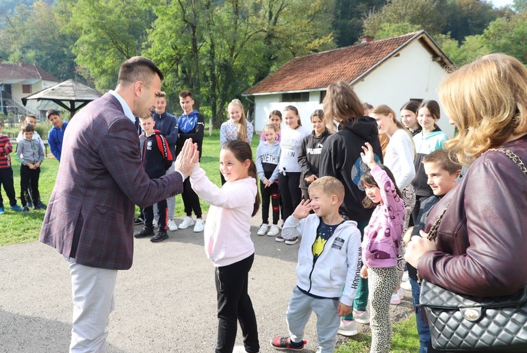 Boban Janković u poseti školi (foto: www.mionica.rs)