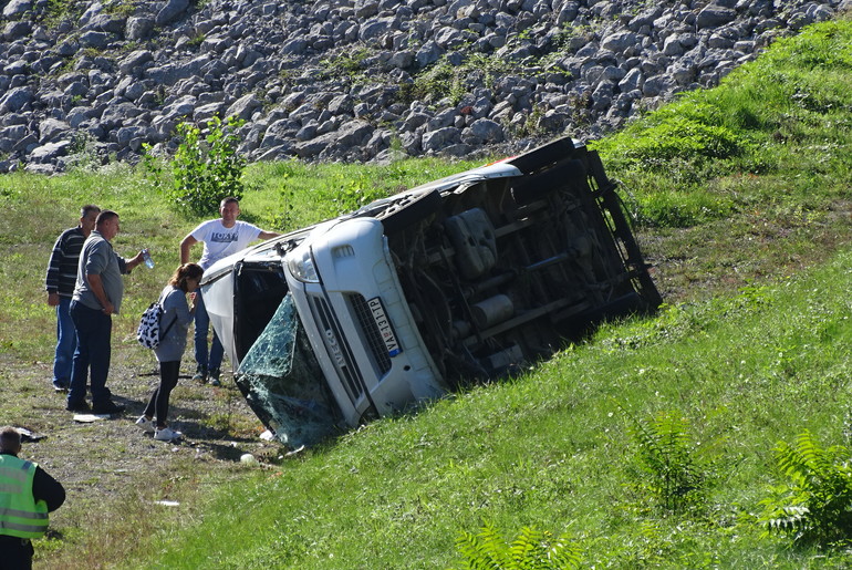 Prevrtanje mini busa (foto: Kolubarske.rs)