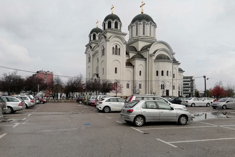 Parking kod hrama (foto: Kolubarske.rs)