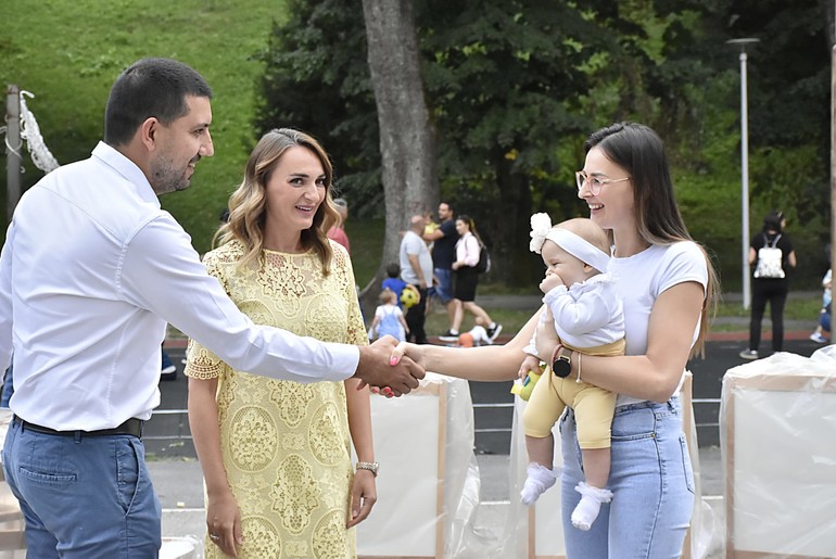 Gojković i Đujić uručili hranilici (foto: www.leparecvaljeva)