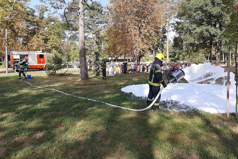 Pokazna vežba gašenja požara (foto: Kolubarske.rs)