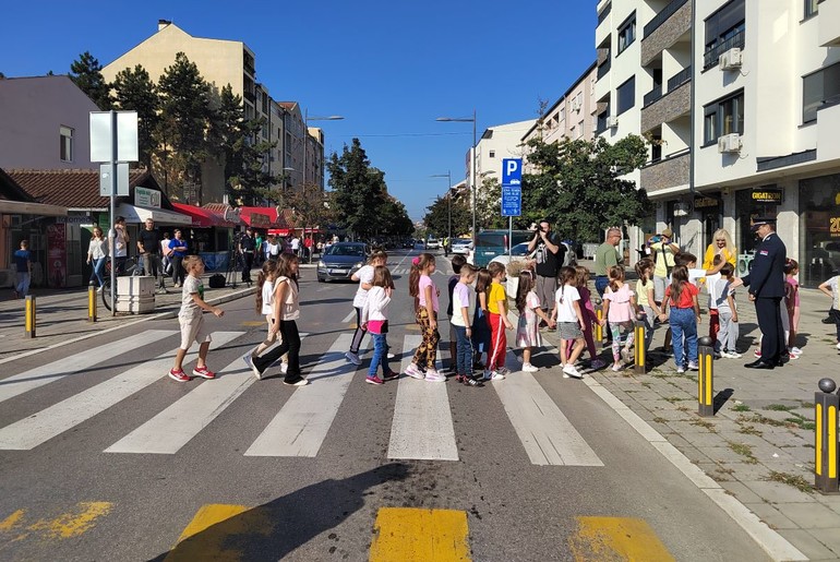 Bezbedan prelazak ulice (foto: Kolubarske.rs)