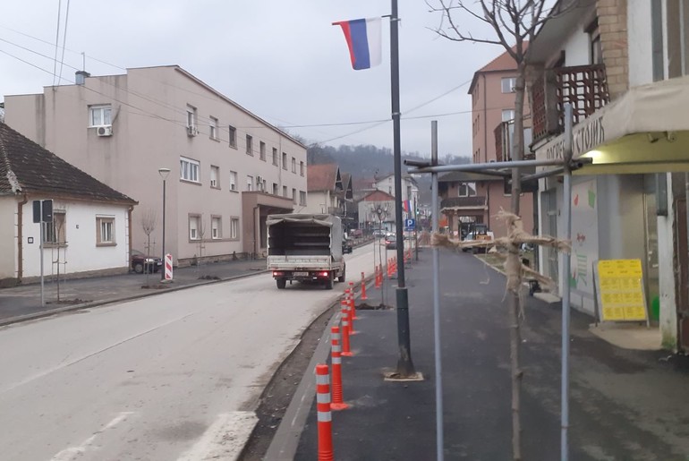 Asfaltiran trotoar, drveće i stubići (foto: Miroslava Kojić)