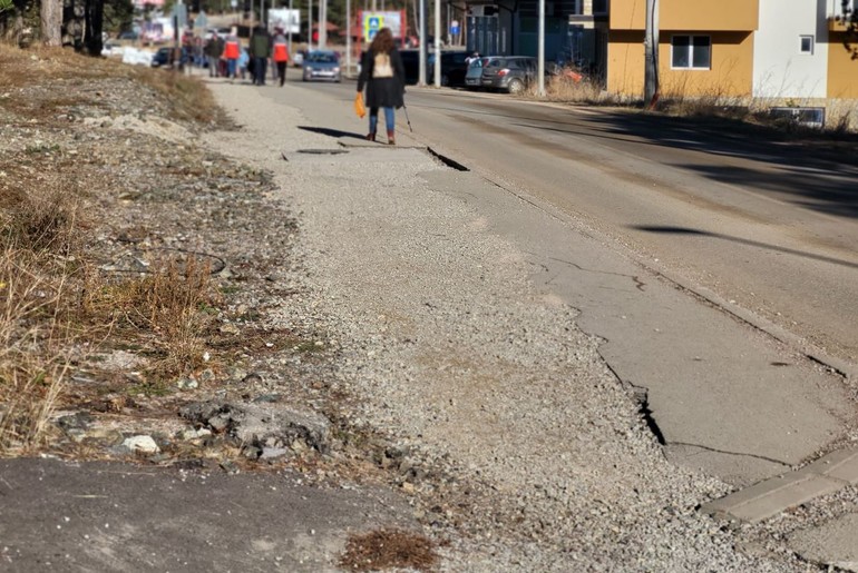 Trotoar u glavnoj ulici na Divčibarama (foto: Kolubarske.rs)