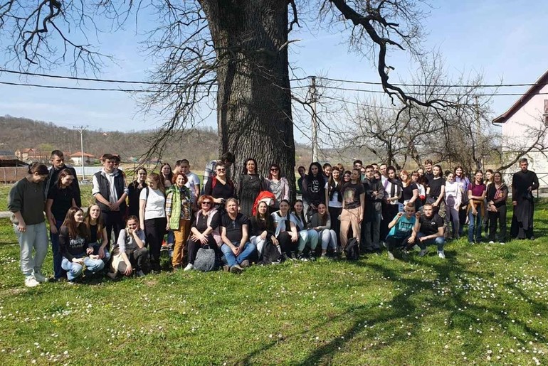 Učesnici pohoda Danojlićevim stazama (foto: Biblioteka Ljig)