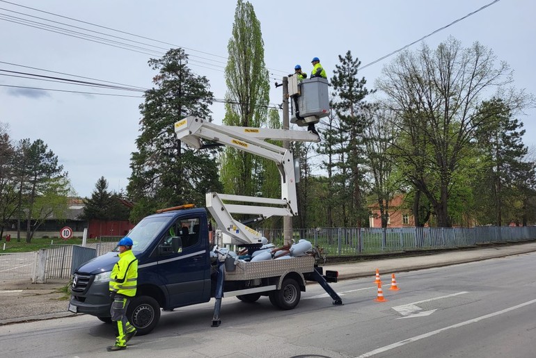 Postavljanje LED rasvete (foto: Kolubarske.rs)