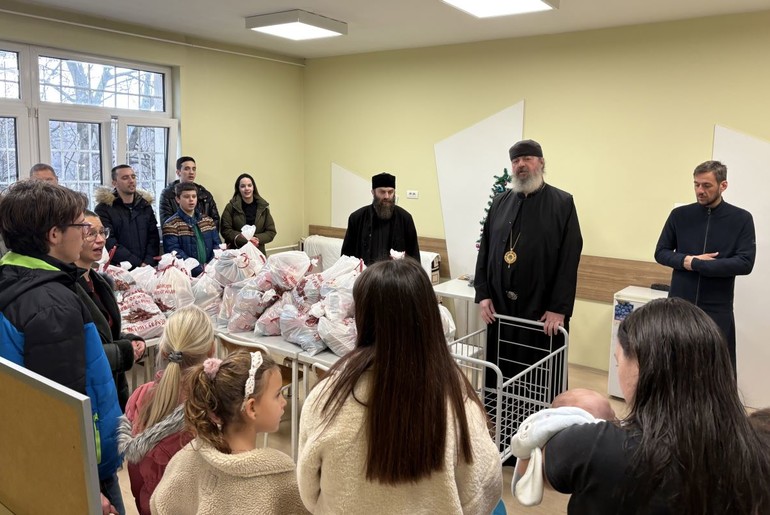 Episkop Isihije uručio darove  (foto: www.eparhijavaljevska.rs)
