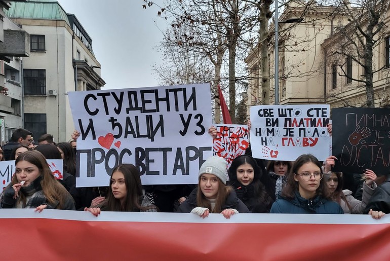 Protest ispred Valjevske gimnazije (foto: Kolubarske.rs)