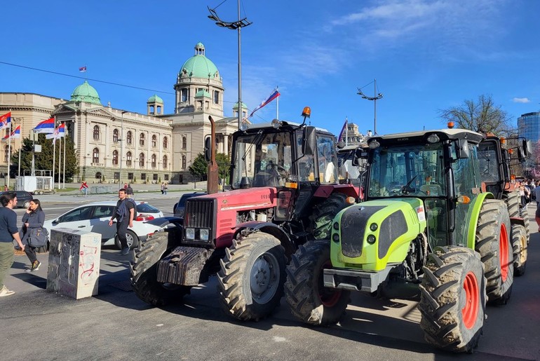 Traktori za 15. mart ispred Narodne skupštine (foto: Kolubarske.rs)