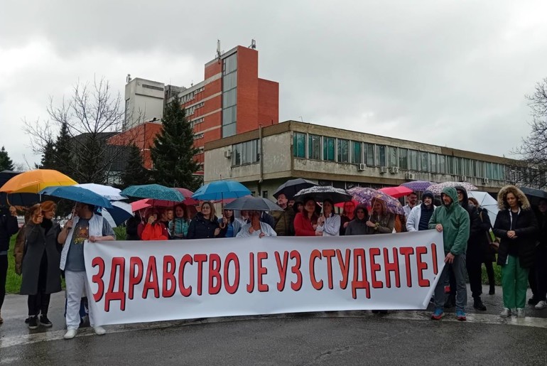 16 minuta tišine u krugu Bolnice (foto: Kolubarske.rs)