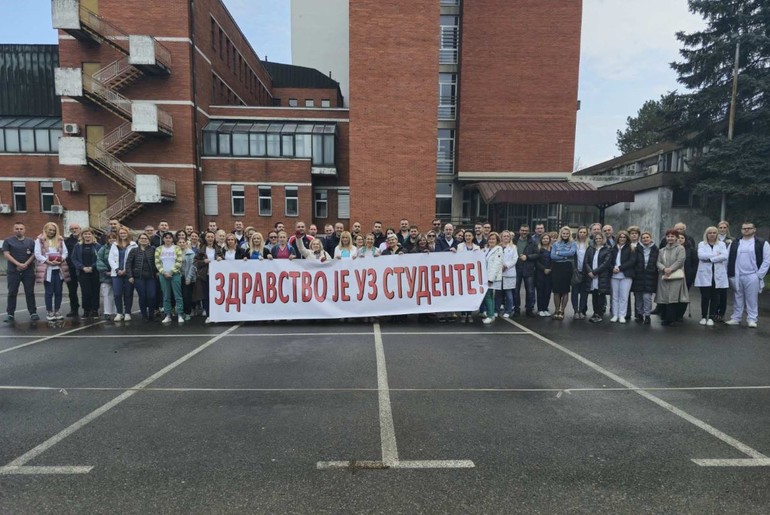 16 minuta tišine ispred Bolnice