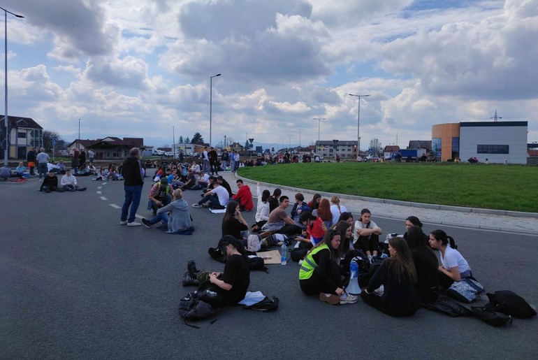 Blokada kružnog toka (foto: Kolubarske.rs)
