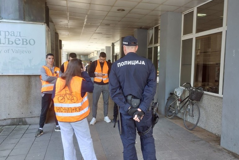 Gimnazijalci blokirali ulaz u Gradsku upravu (foto: Kolubarske.rs)
