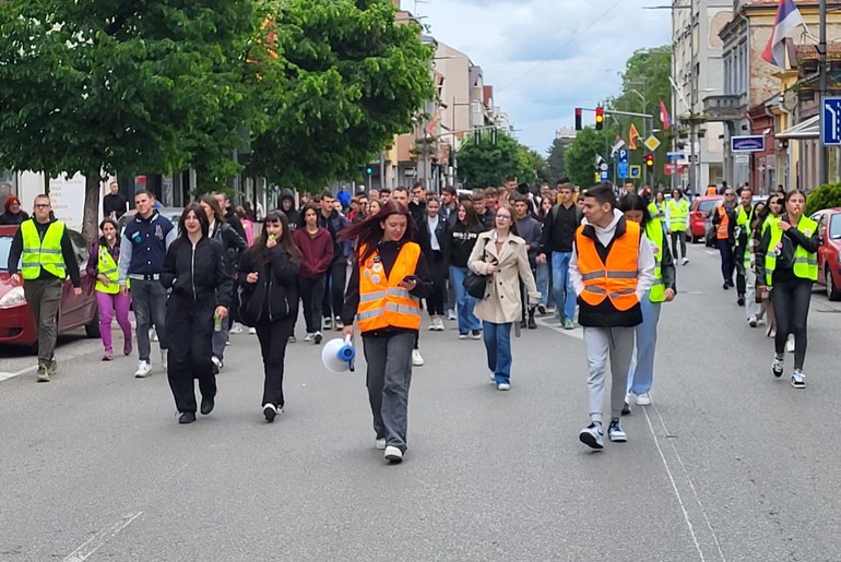 Učenici Medicinske - protestna šetnja (foto: Kolubarske.rs)