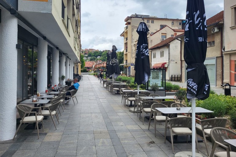 Kafić Korzo - suncobrani umesto pergole (foto: Kolubarske.rs)